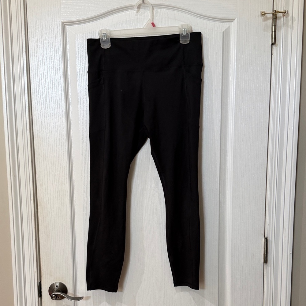 Avia size M black yoga pants with pockets